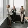 Dresuri nude sau negre la birou? Cum alegi culoarea corectă pentru orice ținută office