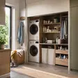 Uși tip rulou pentru mobilier în spălătorie: iei detergentul fără să muți coșul
