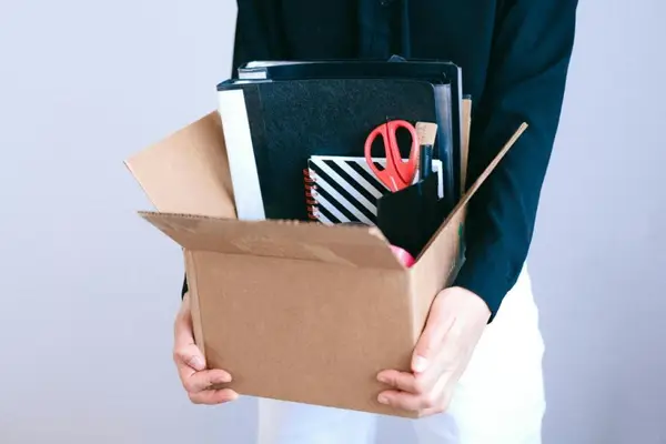 Asigurare care îți plătește ratele dacă rămâi fără job: ce există concret și cum funcționează