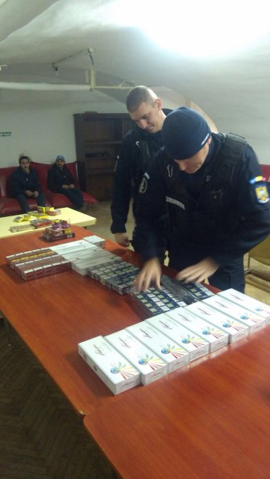Țigări de contrabandă și materiale pirotehnice confiscate de jandarmi