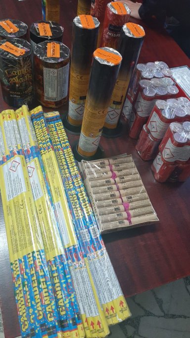 560 pachete cu țigări netimbrate și 5.226 bucăți petarde, au fost confiscate